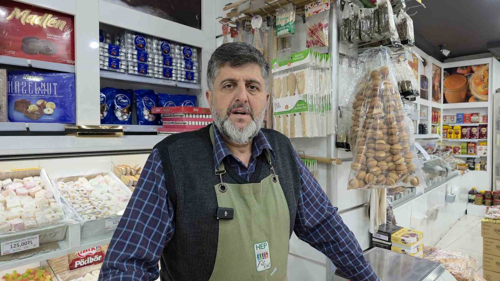 Bayram alışverişine gelen çocukları "ikram köşesi" ile sevindiriyor 7 bayram alisverisine gelen cocuklari ikram kosesi ile sevindiriyor 3 VwJkmIQD