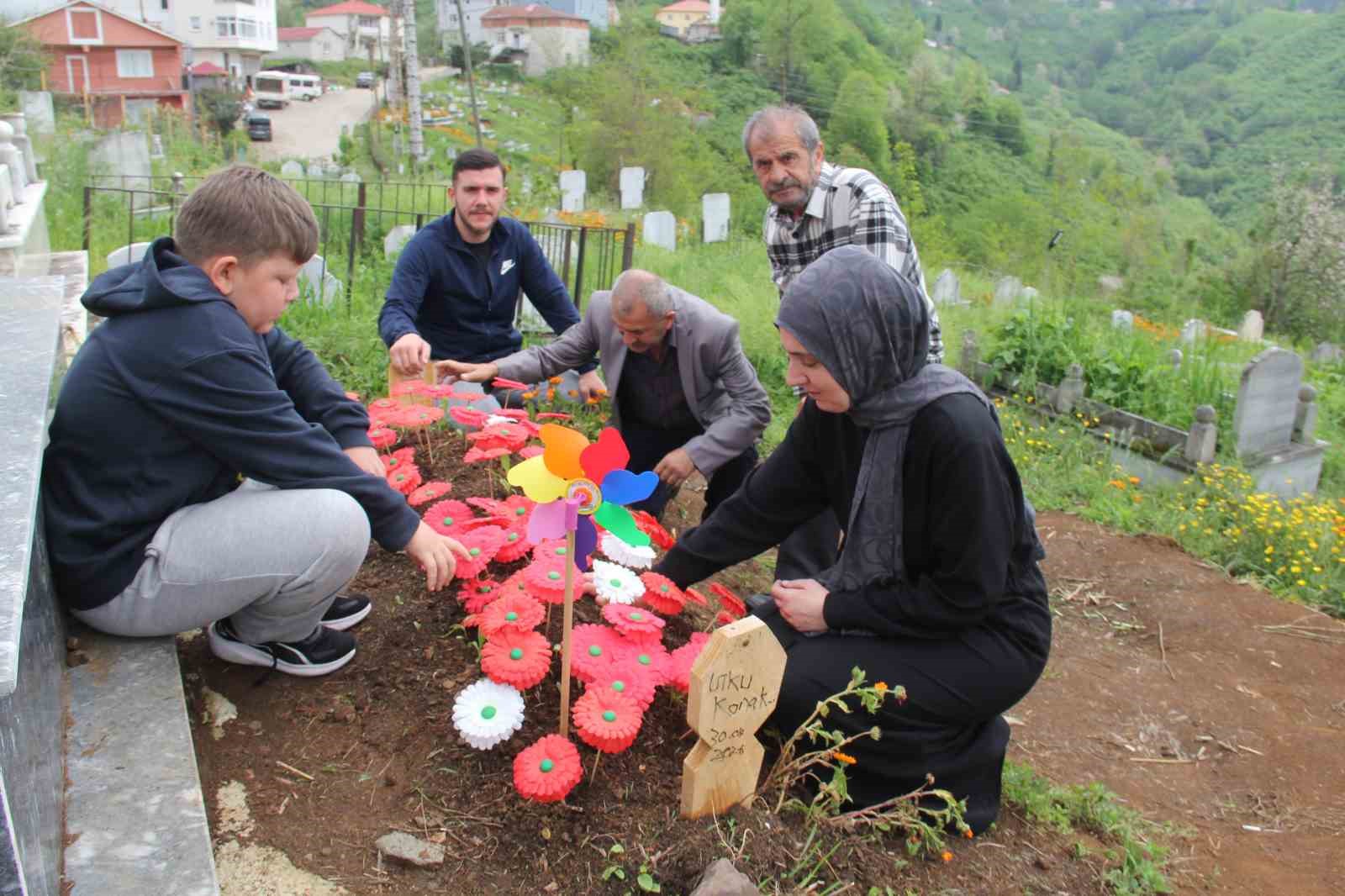 bayram arefesinde mezar basinda adalet istedi asil suclular disarida 0 dcsXlPEC