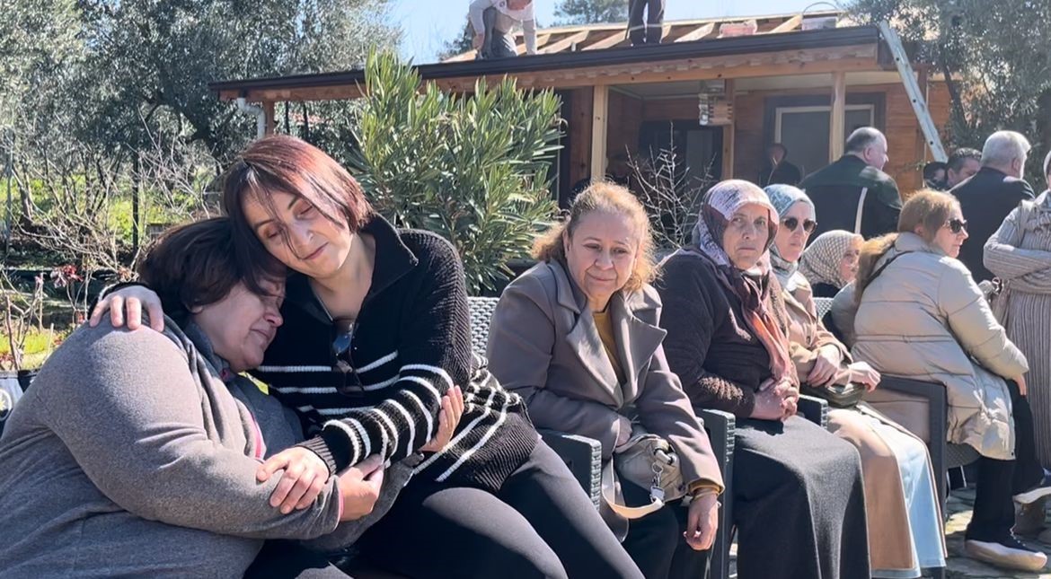 Bayram arifesinde evlerine yıkım ekibi gelince belediye başkanına beddua yağdırdı: "Sana verdiğimiz oylar haram olsun" 4 bayram arifesinde evlerine yikim ekibi gelince belediye baskanina beddua yagdirdi sana verdigimiz oylar haram LVHawrB2