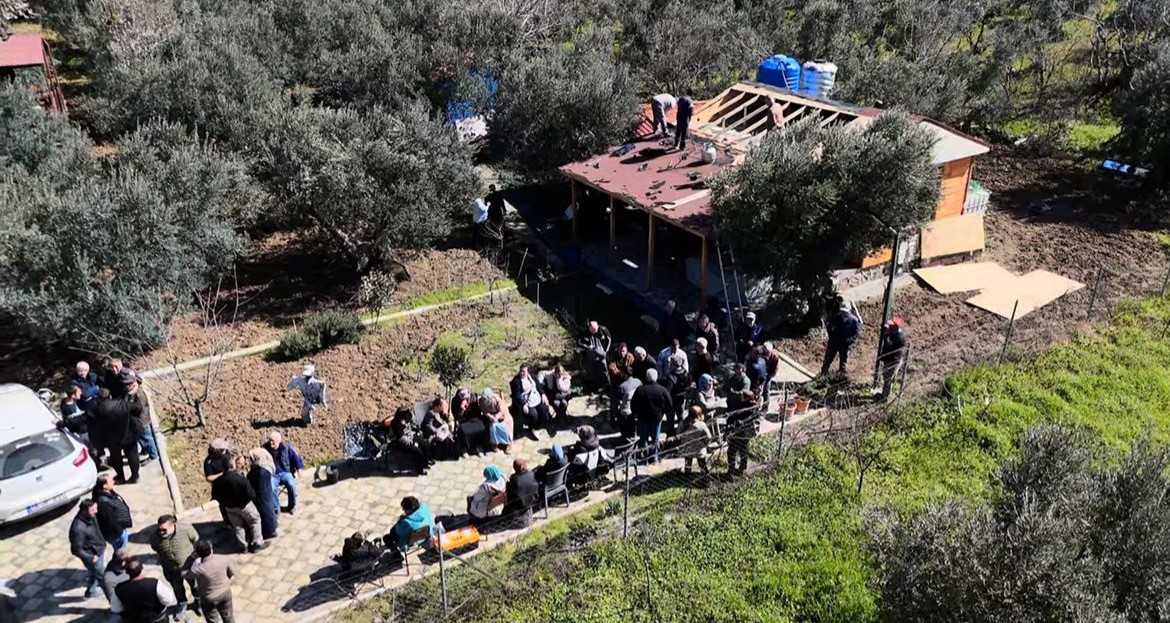 Bayram arifesinde evlerine yıkım ekibi gelince belediye başkanına beddua yağdırdı: "Sana verdiğimiz oylar haram olsun" 7 bayram arifesinde evlerine yikim ekibi gelince belediye baskanina beddua yagdirdi sana verdigimiz oylar haram PhWRmkZ9