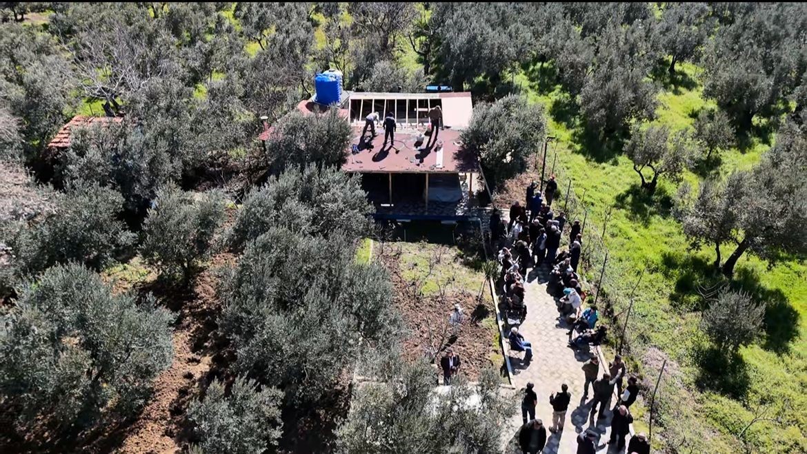 Bayram arifesinde evlerine yıkım ekibi gelince belediye başkanına beddua yağdırdı: "Sana verdiğimiz oylar haram olsun" 8 bayram arifesinde evlerine yikim ekibi gelince belediye baskanina beddua yagdirdi sana verdigimiz oylar haram eXImkf5N