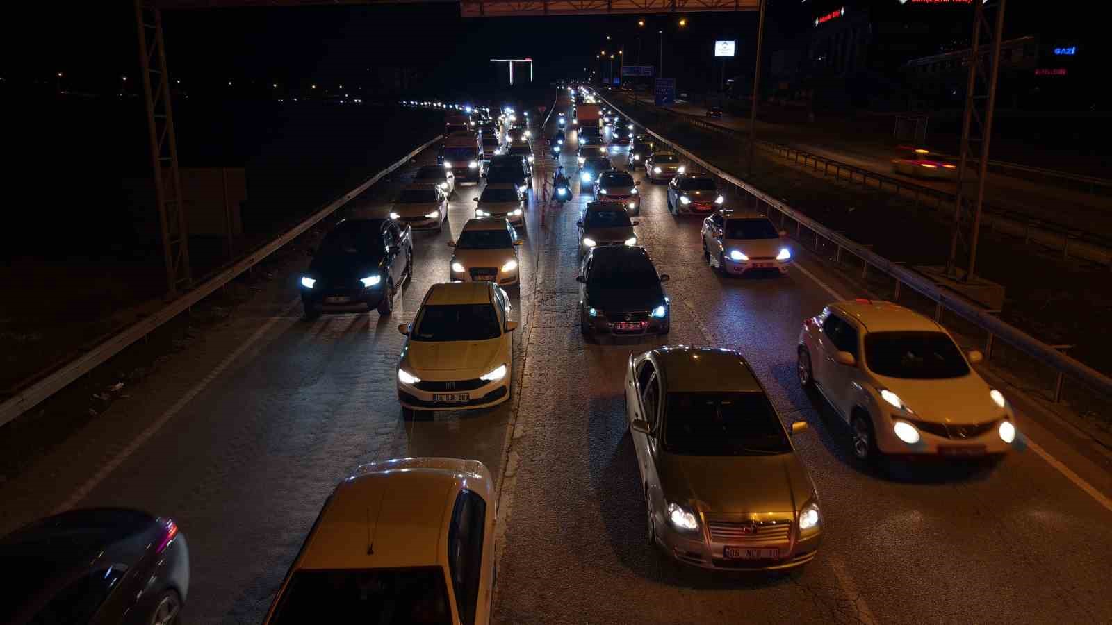 bayram bitiyor tatilciler mega kentlere akin ediyor 43 ilin gecis noktasinda yogun trafik 2 13Be2GXd