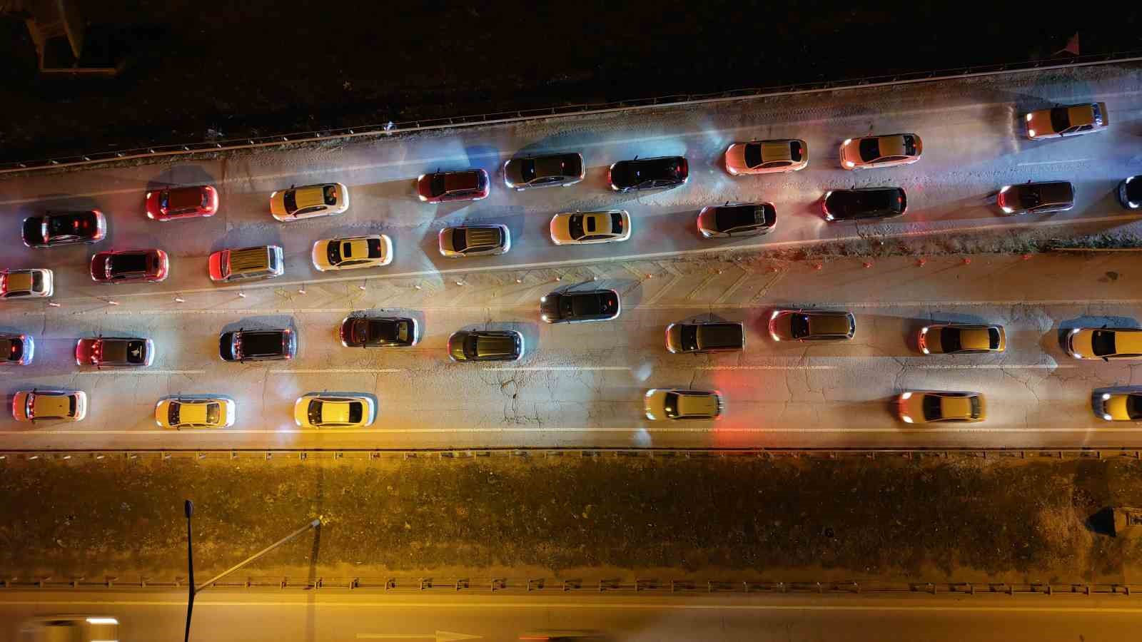 bayram bitiyor tatilciler mega kentlere akin ediyor 43 ilin gecis noktasinda yogun trafik 3 Qe4w5hnB