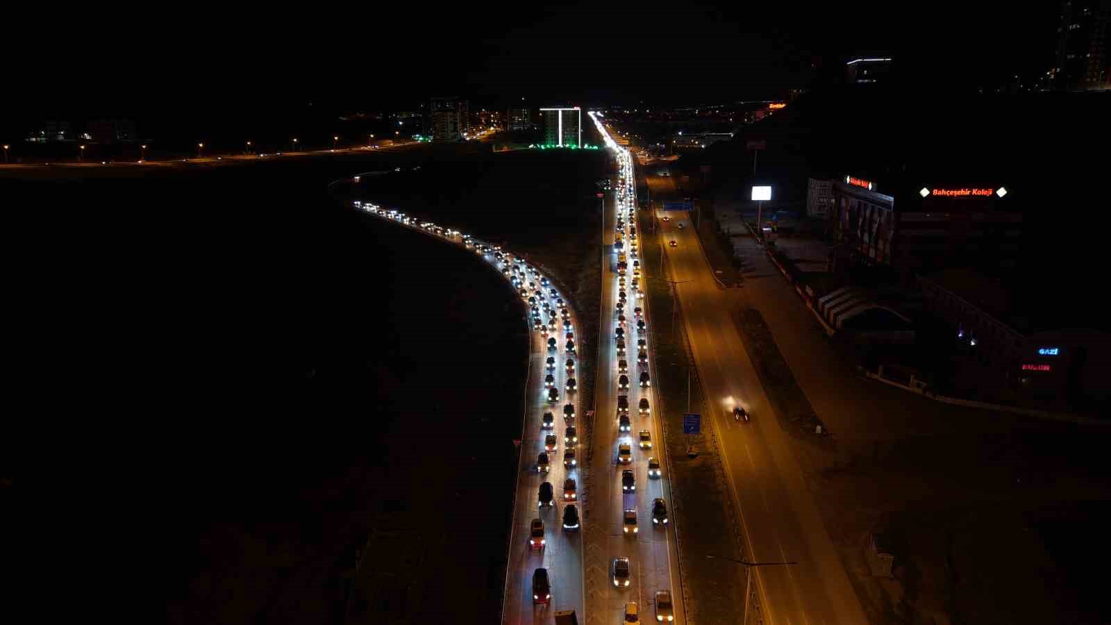 bayram bitiyor tatilciler mega kentlere akin ediyor 43 ilin gecis noktasinda yogun trafik 4 q6vQ7YKQ