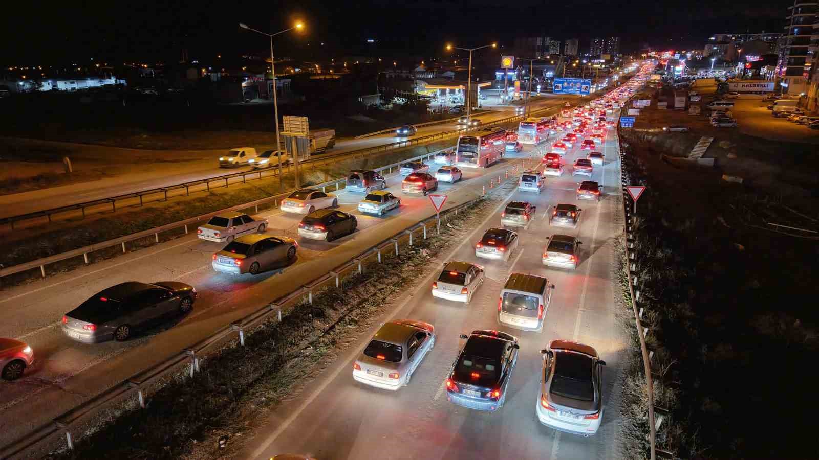 bayram bitiyor tatilciler mega kentlere akin ediyor 43 ilin gecis noktasinda yogun trafik 5 fSBW4mVD