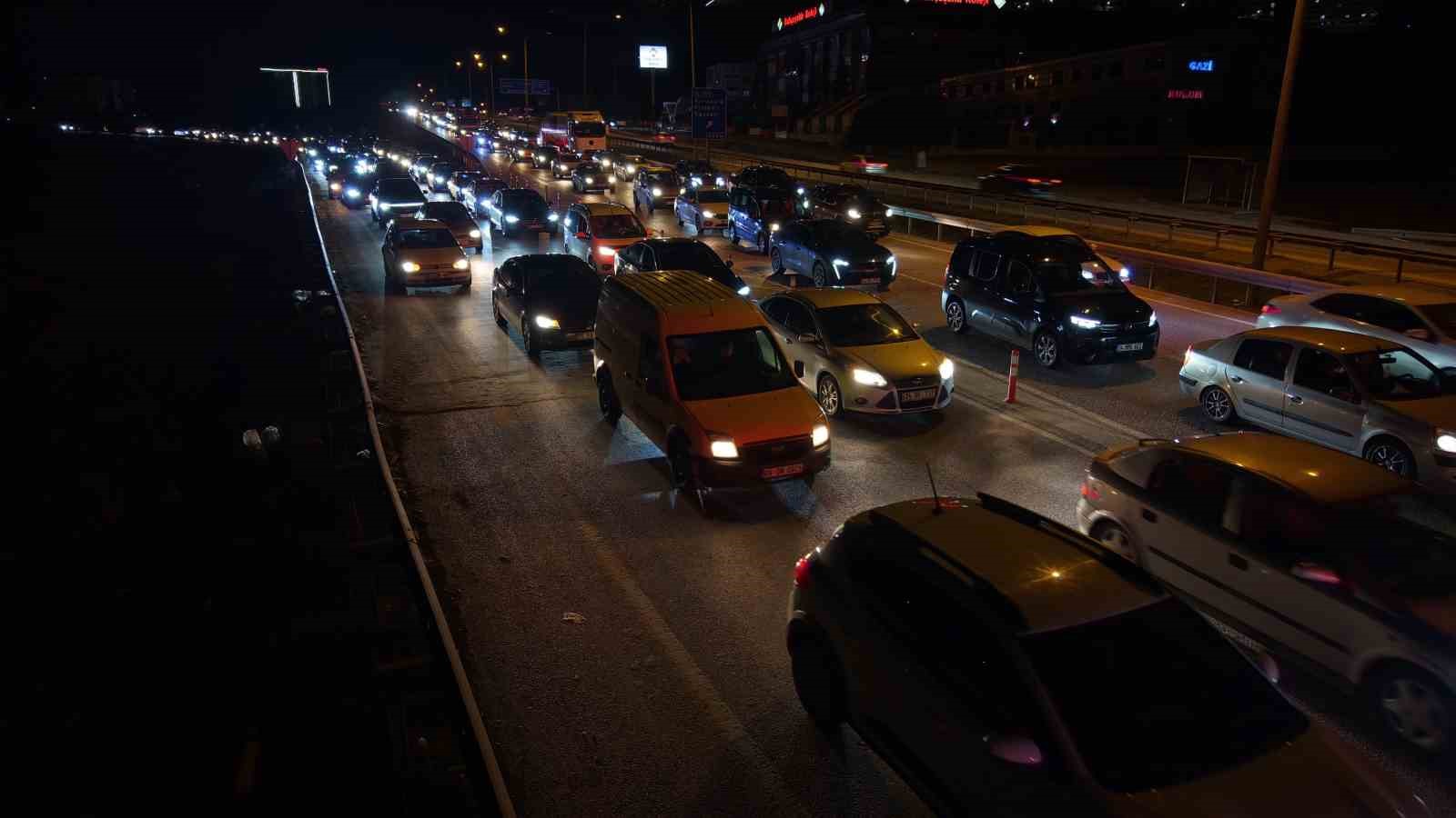bayram bitiyor tatilciler mega kentlere akin ediyor 43 ilin gecis noktasinda yogun trafik 7 7mWAUhql
