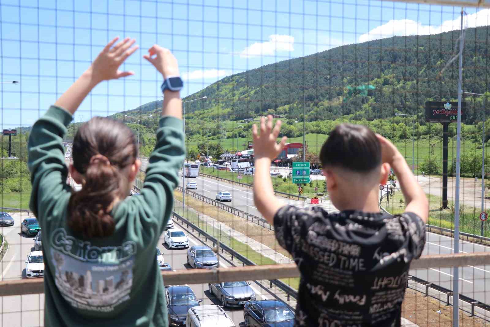 bayram donus yolunda trafik cilesi cocuklarin eglencesi oldu 1 QF8GWY87