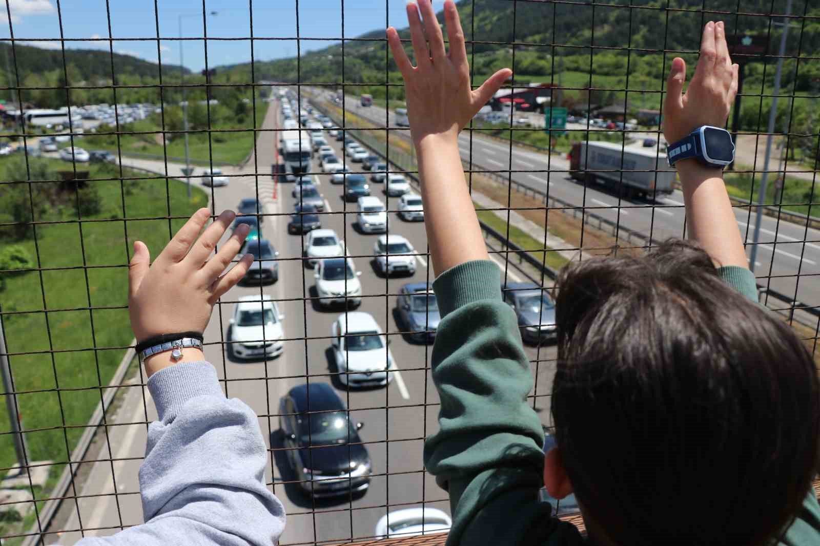 bayram donus yolunda trafik cilesi cocuklarin eglencesi oldu 3 HMSLmNXy