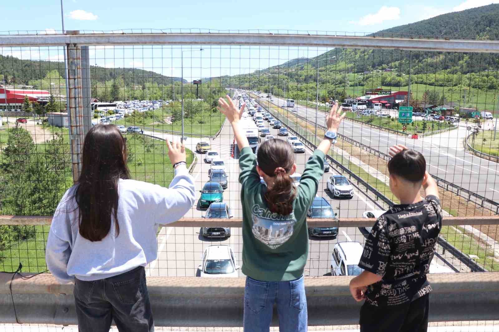 bayram donus yolunda trafik cilesi cocuklarin eglencesi oldu 4 BWJzHz9Y