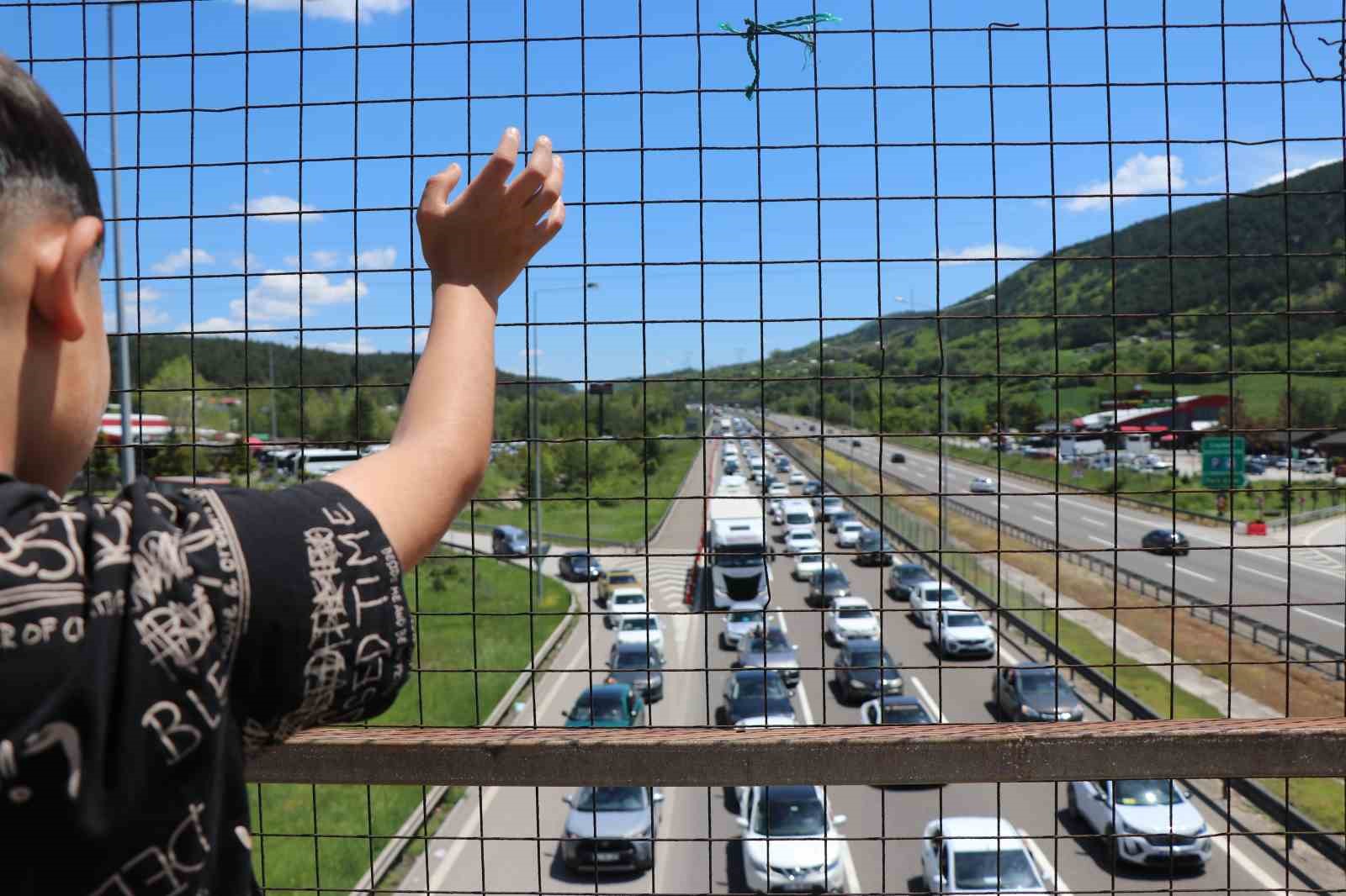 bayram donus yolunda trafik cilesi cocuklarin eglencesi oldu 5 DzhPzi9U