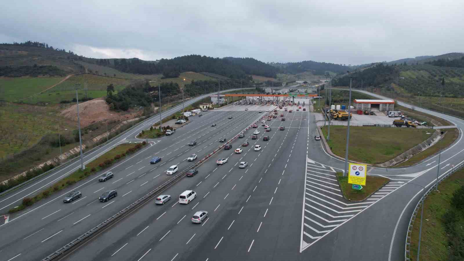 bayram donusu bursa otoyolunda yogunluk istanbul istikametinde trafik yavasladi 1 e7melJrh