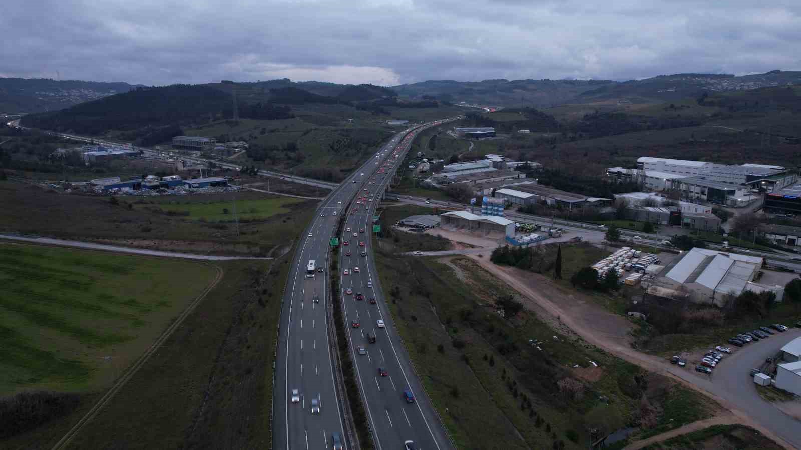 bayram donusu bursa otoyolunda yogunluk istanbul istikametinde trafik yavasladi 6 mRXvLOUT