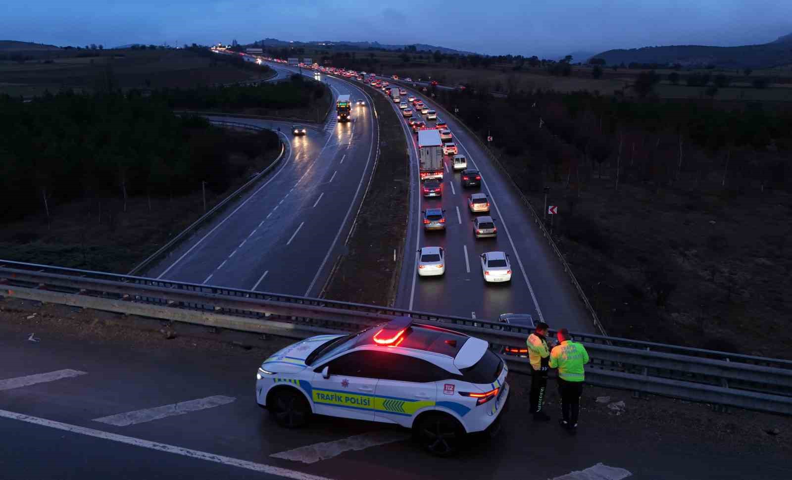 bayram donusu cilesi 30 kilometrelik arac kuyrugu havadan goruntulendi 0 OWrC8cnj