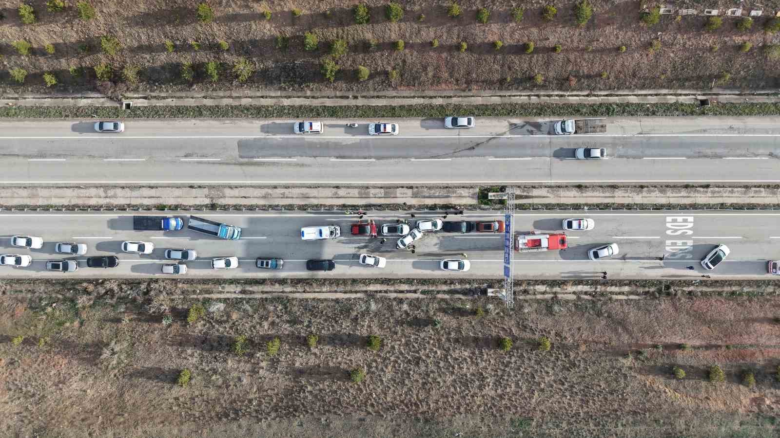 Bayram dönüşü zincirleme kaza: Anne ve iki çocuğu yaralandı 5 bayram donusu zincirleme kaza anne ve iki cocugu yaralandi 1