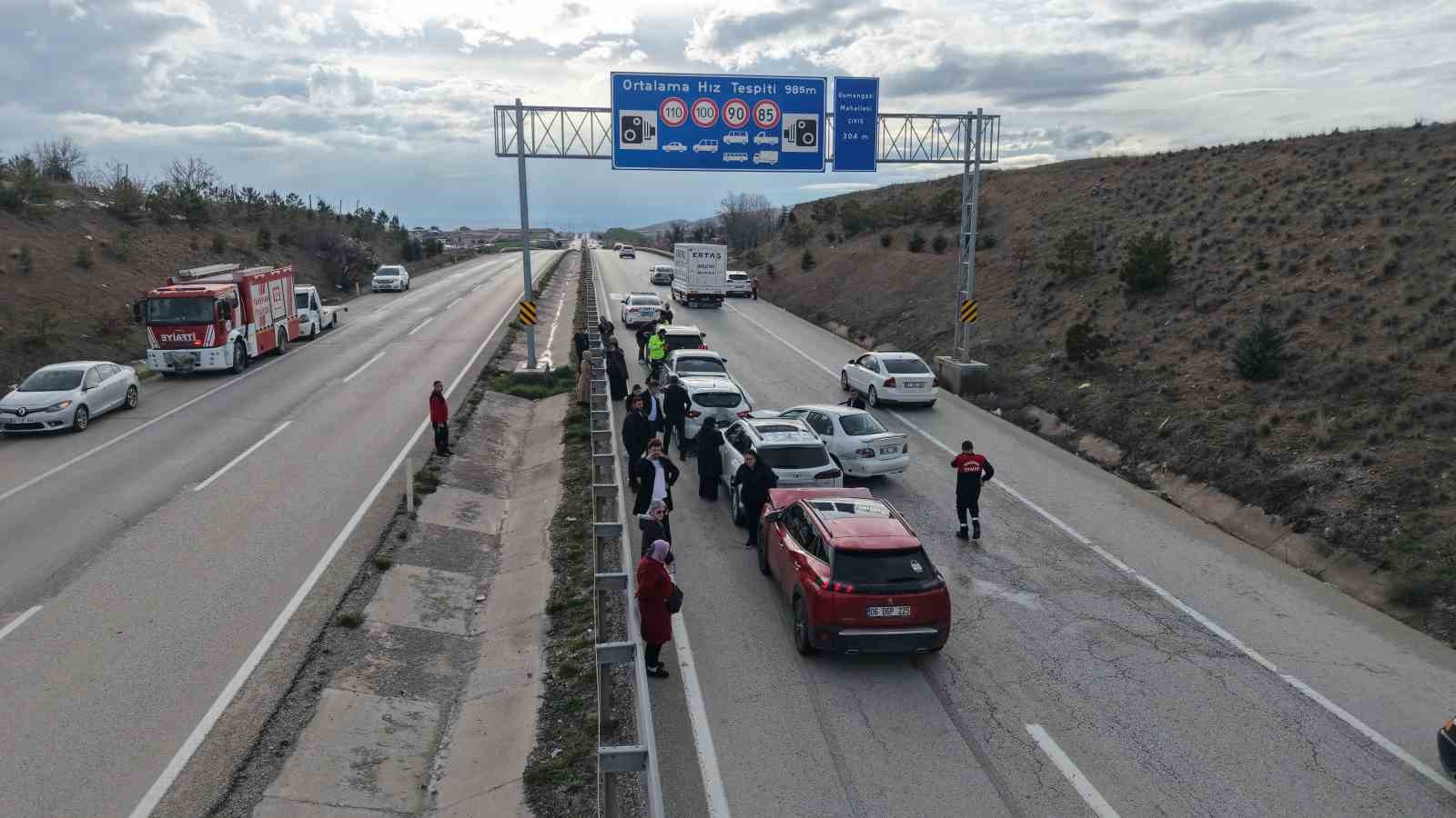 Bayram dönüşü zincirleme kaza: Anne ve iki çocuğu yaralandı 6 bayram donusu zincirleme kaza anne ve iki cocugu yaralandi 2 fHpLiSgh
