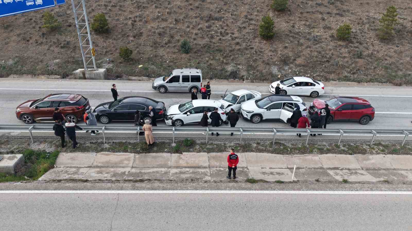 Bayram dönüşü zincirleme kaza: Anne ve iki çocuğu yaralandı 7 bayram donusu zincirleme kaza anne ve iki cocugu yaralandi 3 yAAUIG2W