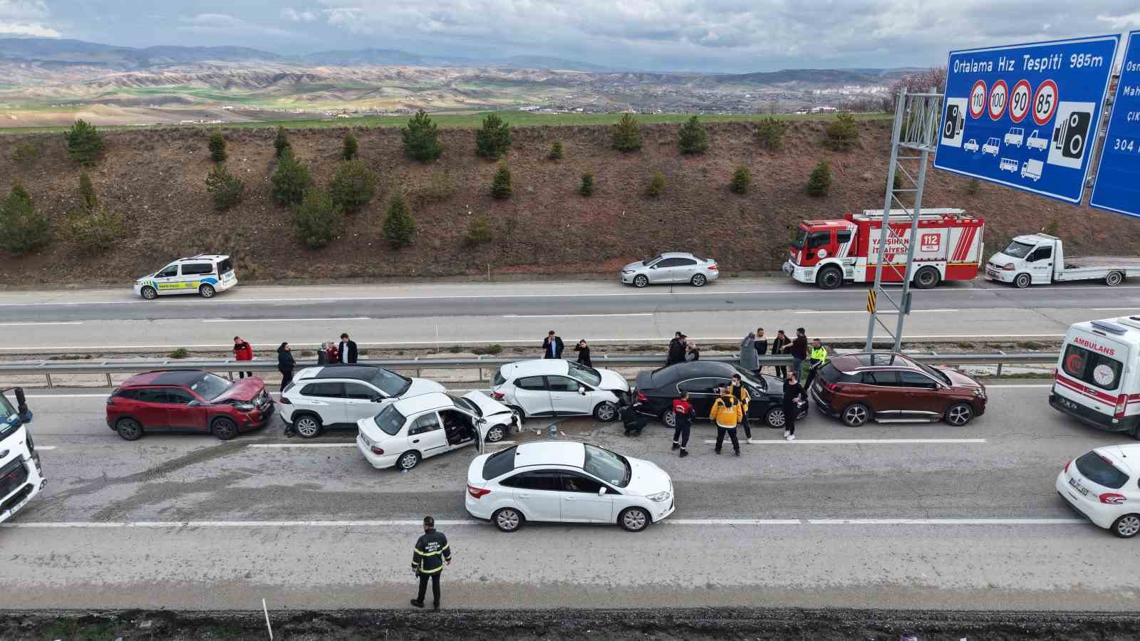 Bayram dönüşü zincirleme kaza: Anne ve iki çocuğu yaralandı 8 bayram donusu zincirleme kaza anne ve iki cocugu yaralandi 4 CNHFBaz5