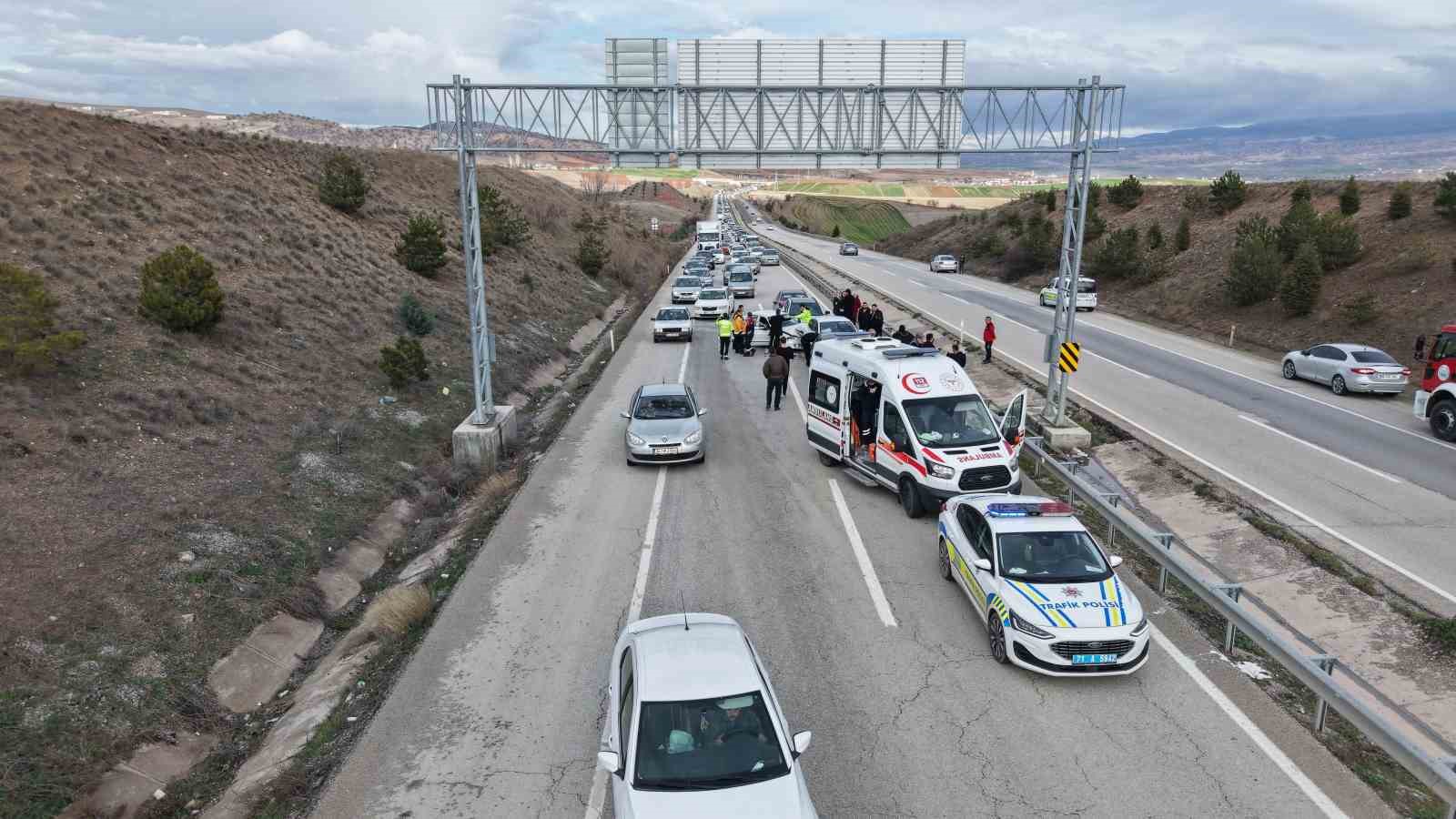 Bayram dönüşü zincirleme kaza: Anne ve iki çocuğu yaralandı 9 bayram donusu zincirleme kaza anne ve iki cocugu yaralandi 5 PuhsZqmV