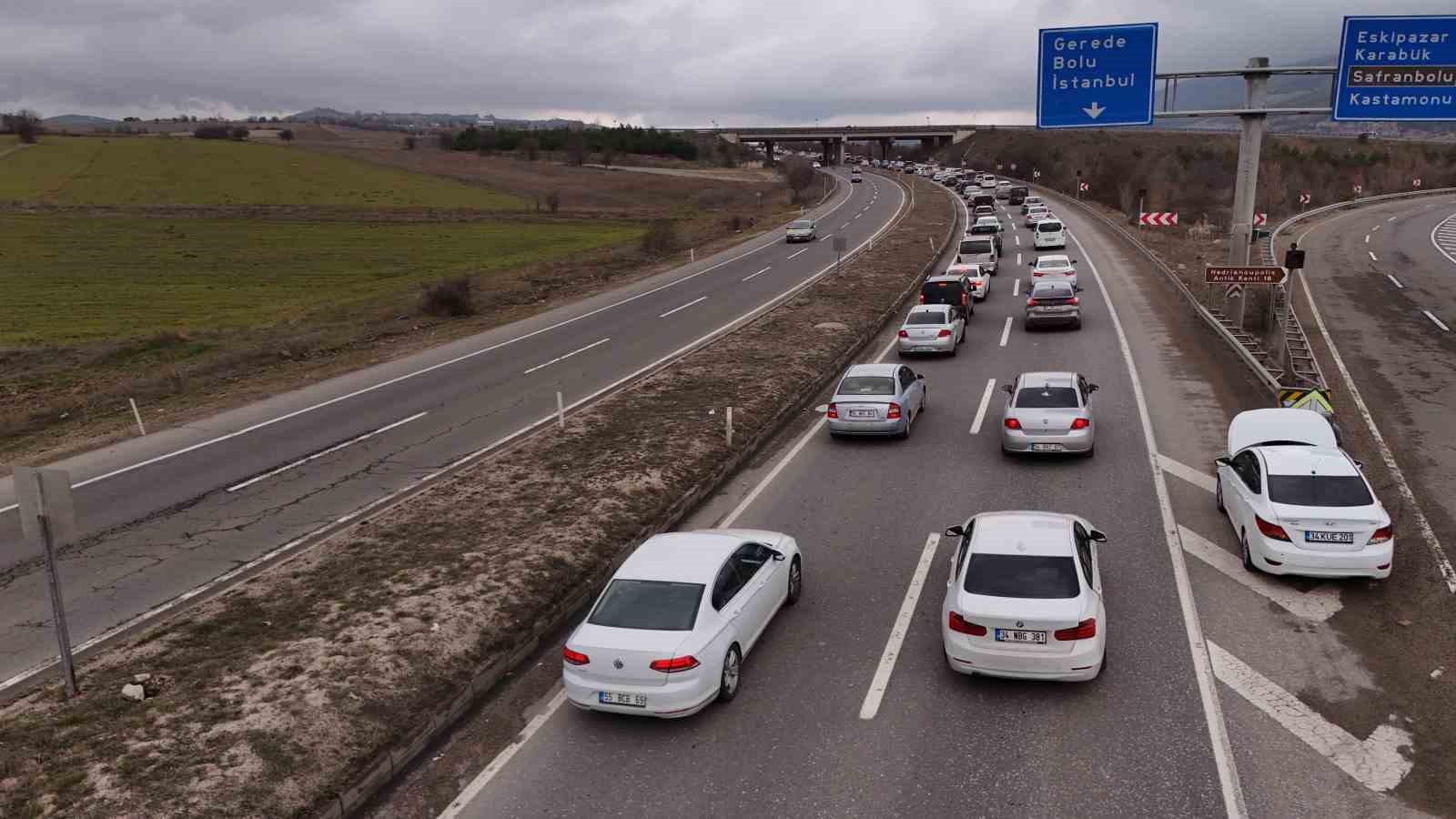 bayram donusunde kemikli rampalarinda trafik yogunlugu basladi 1 hKhw1IYL
