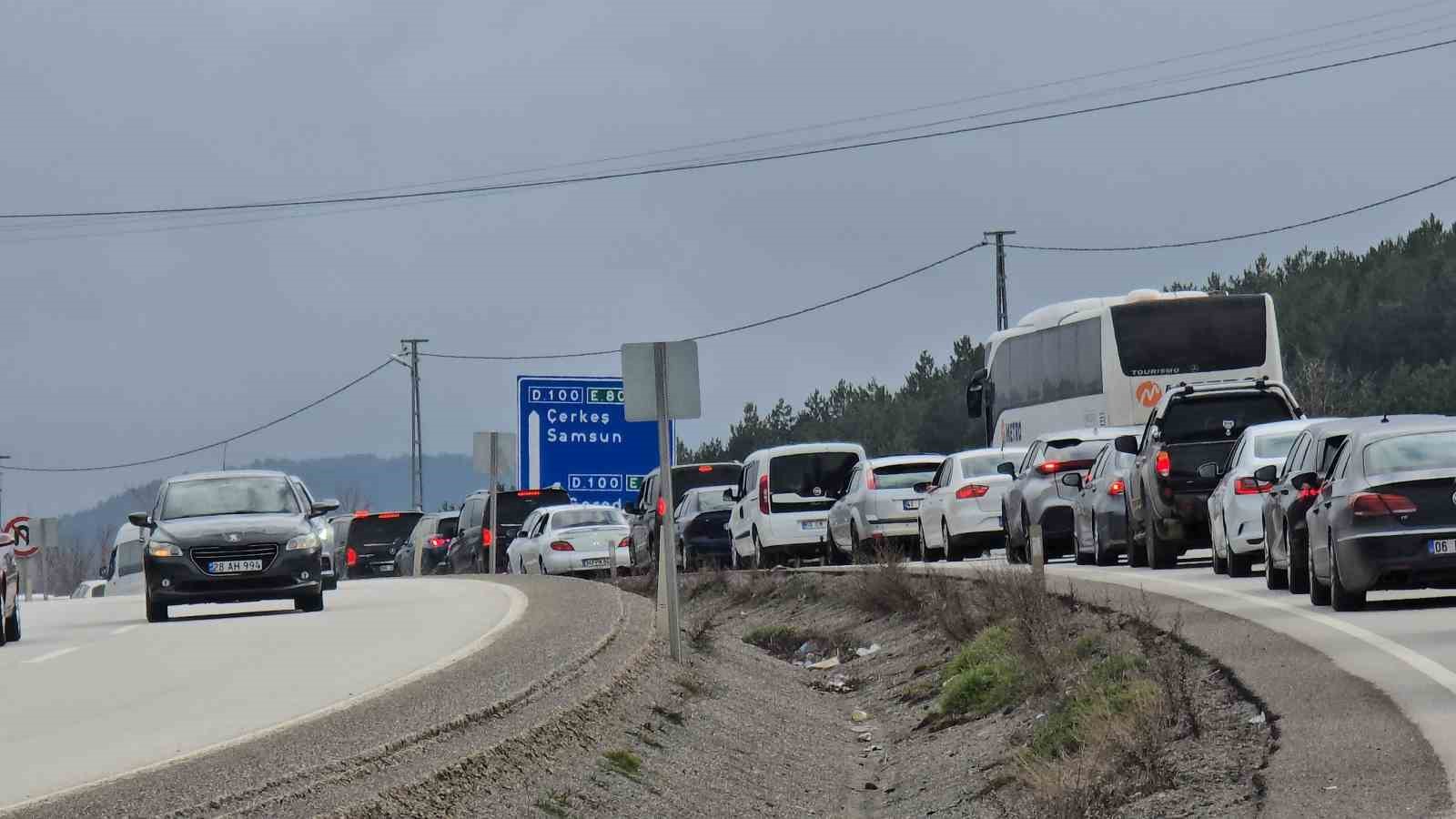 bayram donusunde kemikli rampalarinda trafik yogunlugu basladi 4 QNyKWEzs