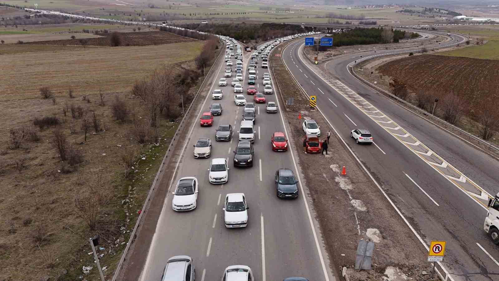 bayram donusunde kemikli rampalarinda trafik yogunlugu basladi 5