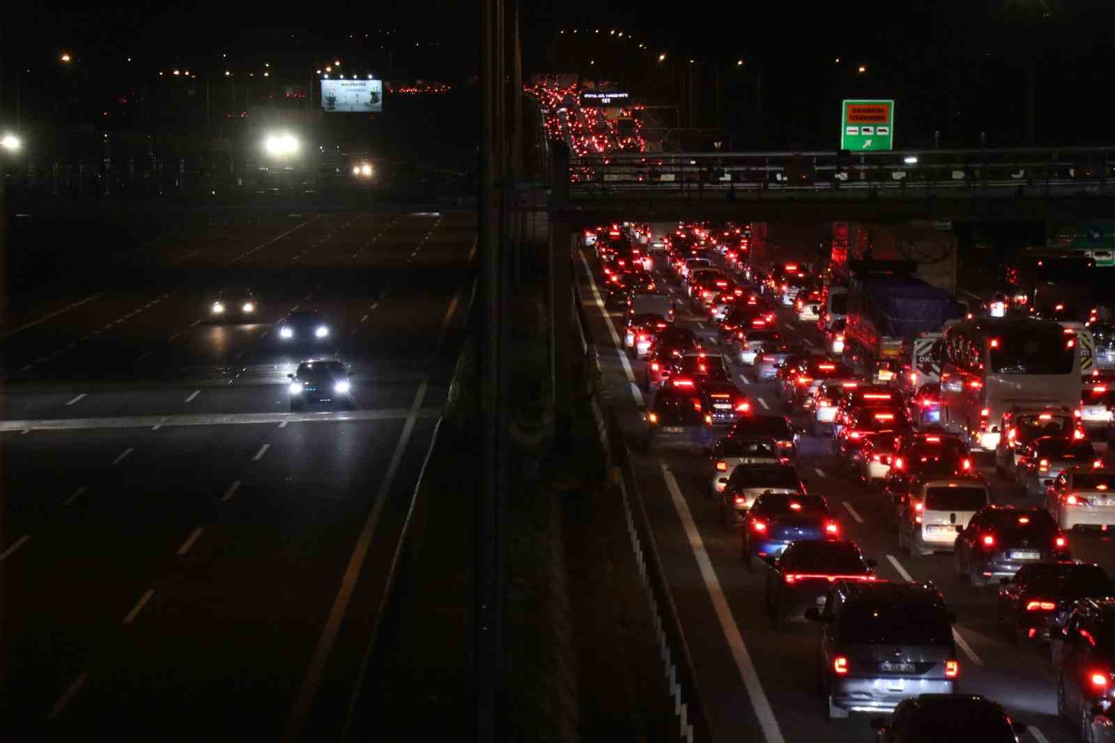 bayram gocu basladi otoyollarin kesisim noktasinda trafik durdu 4