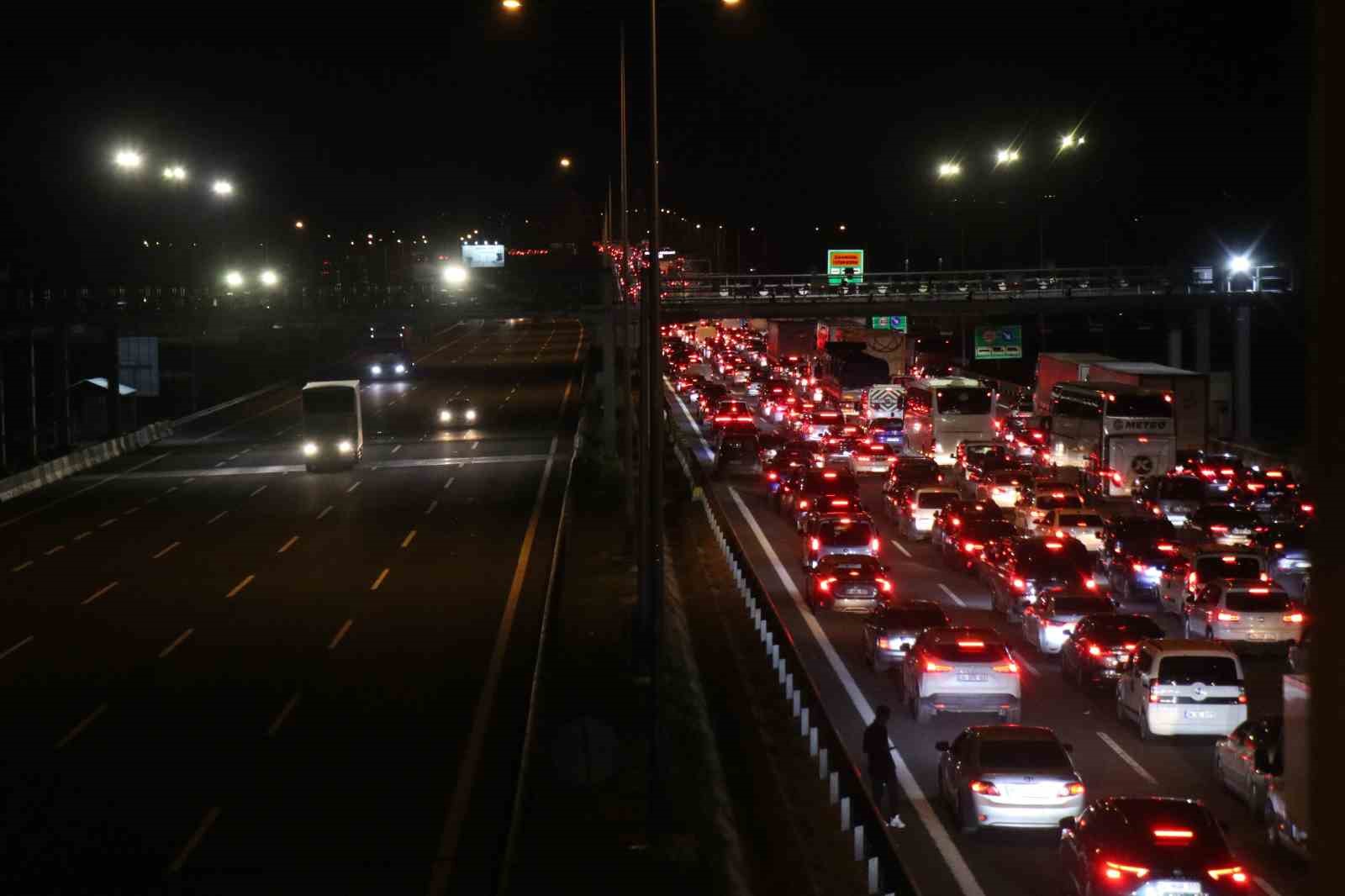 bayram gocu basladi otoyollarin kesisim noktasinda trafik durdu 5 7KbpIA9F