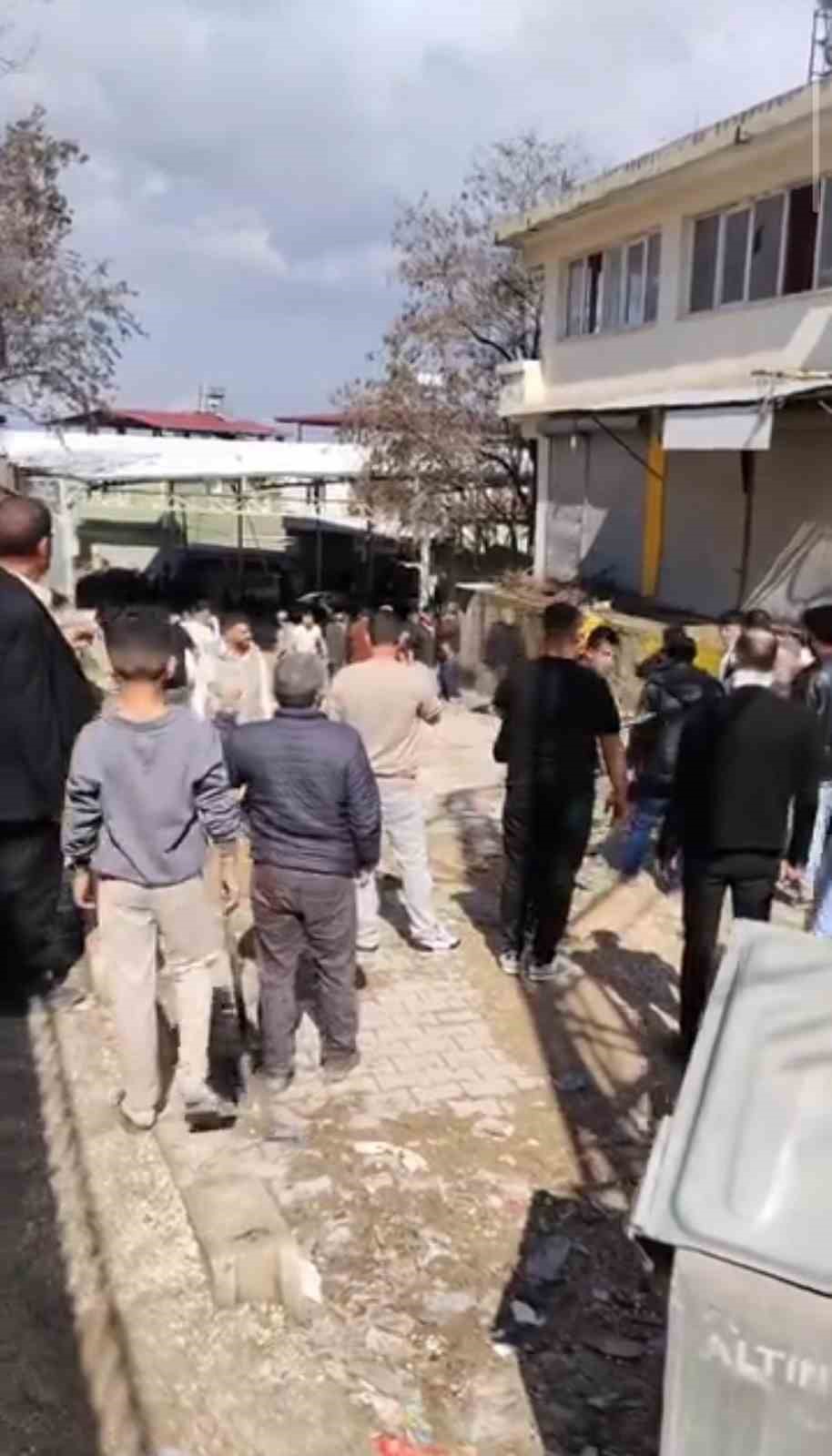 bayram gunu mahalle savas alanina dondu 3 olu 22 yarali 4 7S8bQ9JP