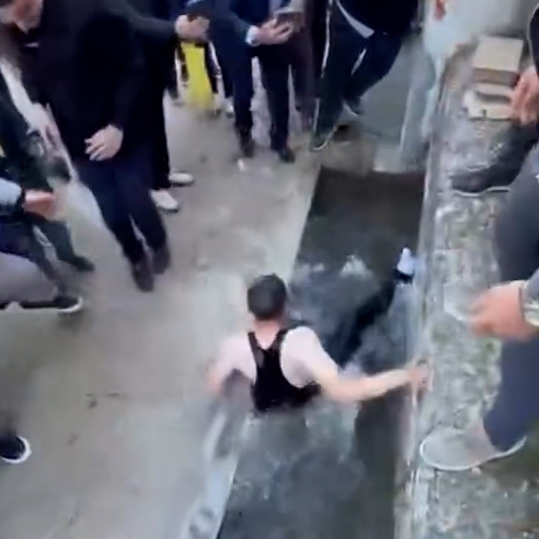 bayram namazina gelmeyenleri buz gibi suya attilar 1