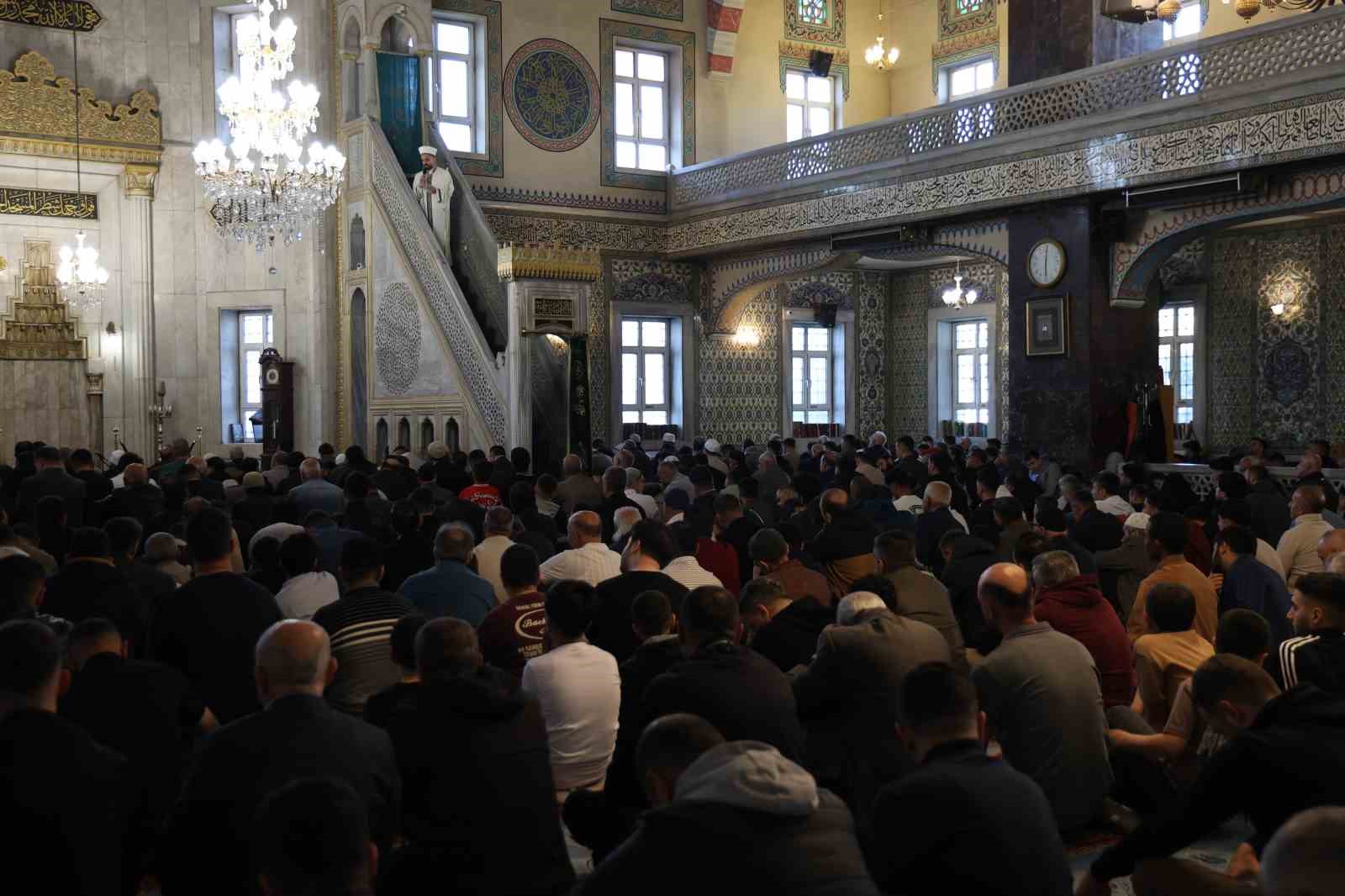 bayram namazinda camiler doldu 2 1ldpVD9N
