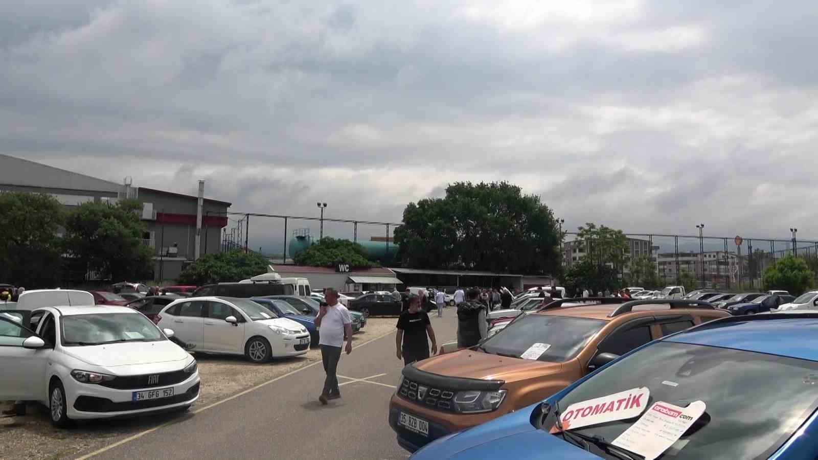 bayram oncesi bursa oto pazarinda yogunluk 4 8Y1VSXKL