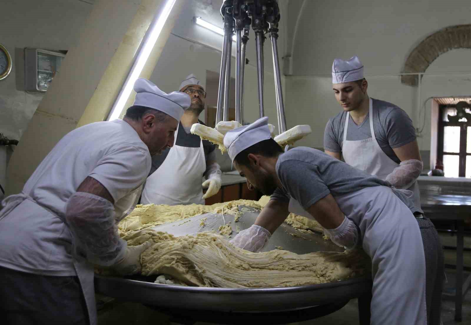 bayram oncesi imalathanelerde saray helvasi mesaisi 2 VqpLBAAF