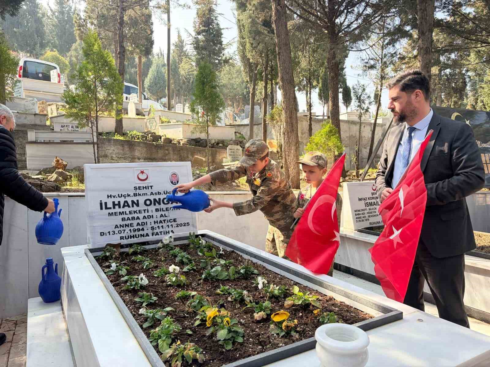 bayram oncesi sehit mezarliklari ter temiz oldu 0 ldlJHnq7