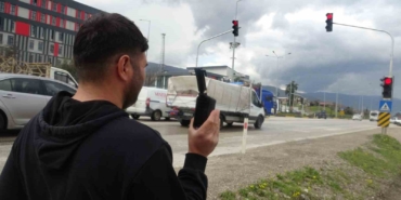 bayram-oncesi-trafikte-kirmizi-isik-denetimi-kural-ihlali-yapanlar-kamerayla-tespit-edilip-telefonla-arandi-VxsU5mIu.jpg