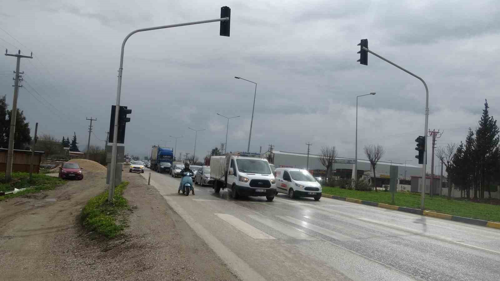 bayram oncesi trafikte kirmizi isik denetimi kural ihlali yapanlar kamerayla tespit edilip telefonla arandi j3njaE1M