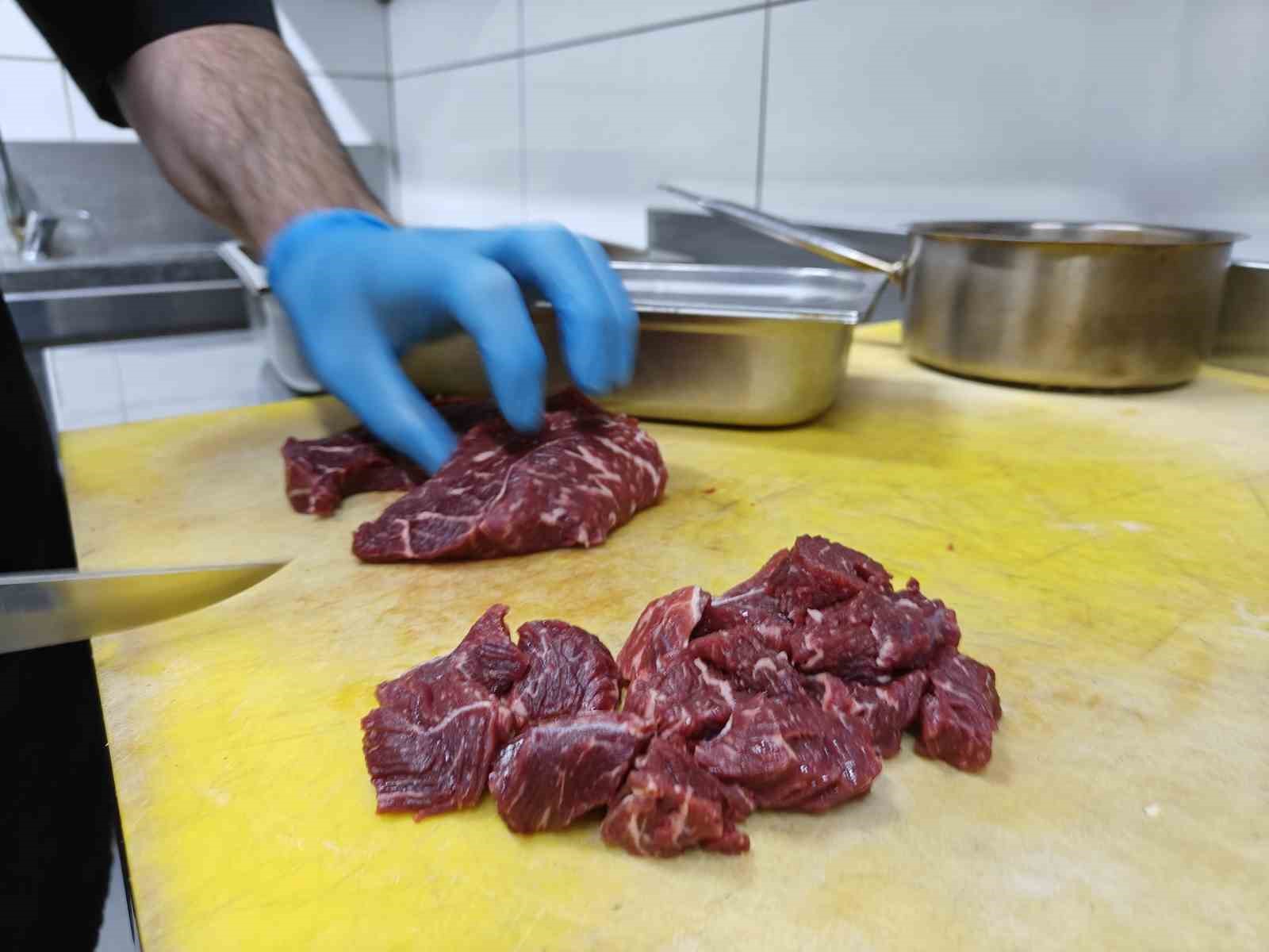 bayram sofrasinin geleneksel lezzeti etli nohut yahnisi 2 Lg5R7yyO