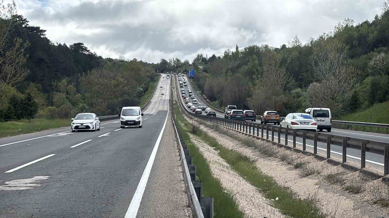 Bayram tatilcilerinin dönüş yolculuğu başladı: Gerede güzergahında uzun araç kuyrukları 6 bayram tatilcilerinin donus yolculugu basladi gerede guzergahinda uzun arac kuyruklari 2 X85NQs7Z