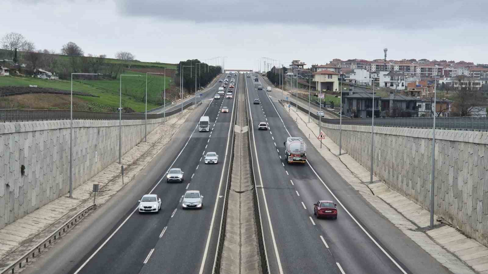 bayram tatili basladi istanbul tekirdag yolunda trafik yogunlugu artti 0 psZYgDCg