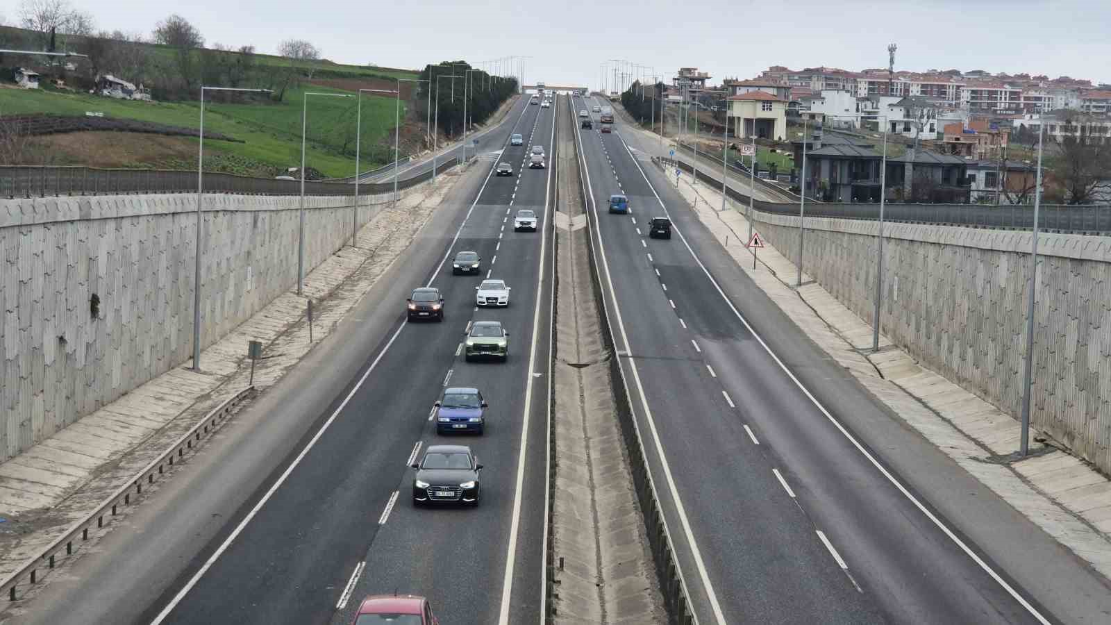 bayram tatili basladi istanbul tekirdag yolunda trafik yogunlugu artti 1 CesyIYdK