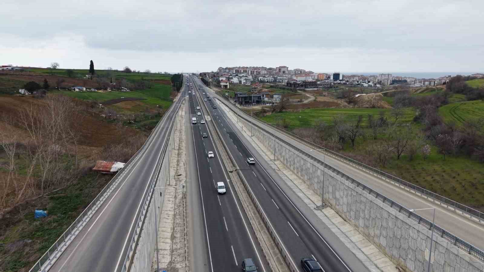 bayram tatili basladi istanbul tekirdag yolunda trafik yogunlugu artti 2 fcIiWVLT