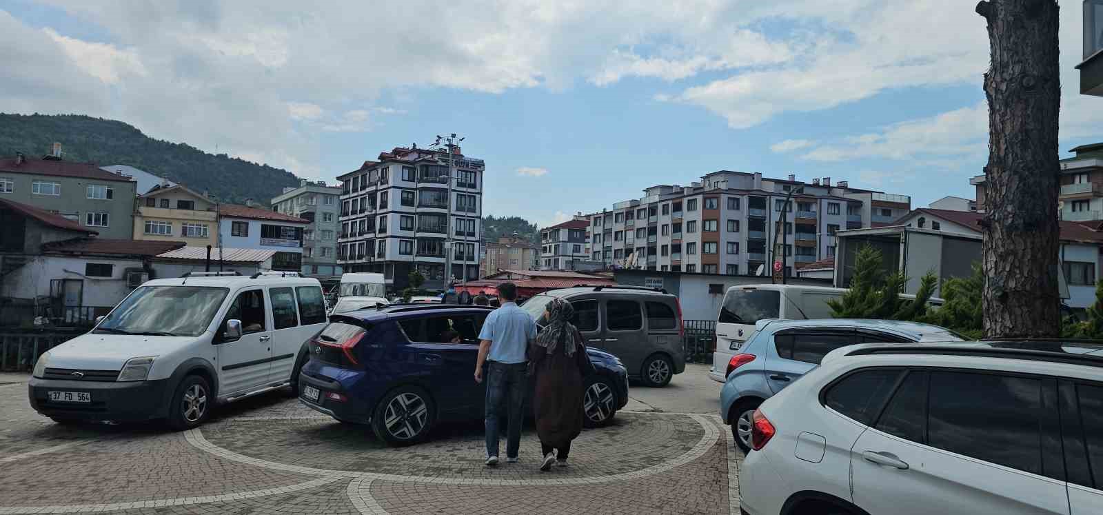bayram tatili icin ilceye akin ettiler nufus 10 kat artti 3 E2wyOSMn