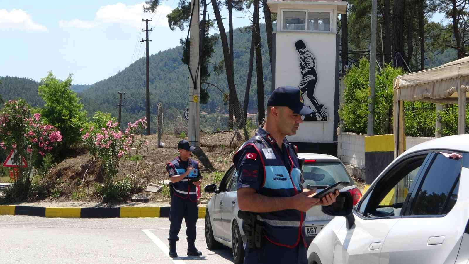 bayram tatili icin marmaris ve datcaya arac akini 4 gunde 40 bin arac girdi 5GOlrtRf
