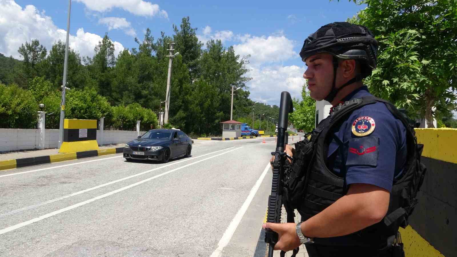 bayram tatili icin marmaris ve datcaya arac akini 4 gunde 40 bin arac girdi JucipOtj