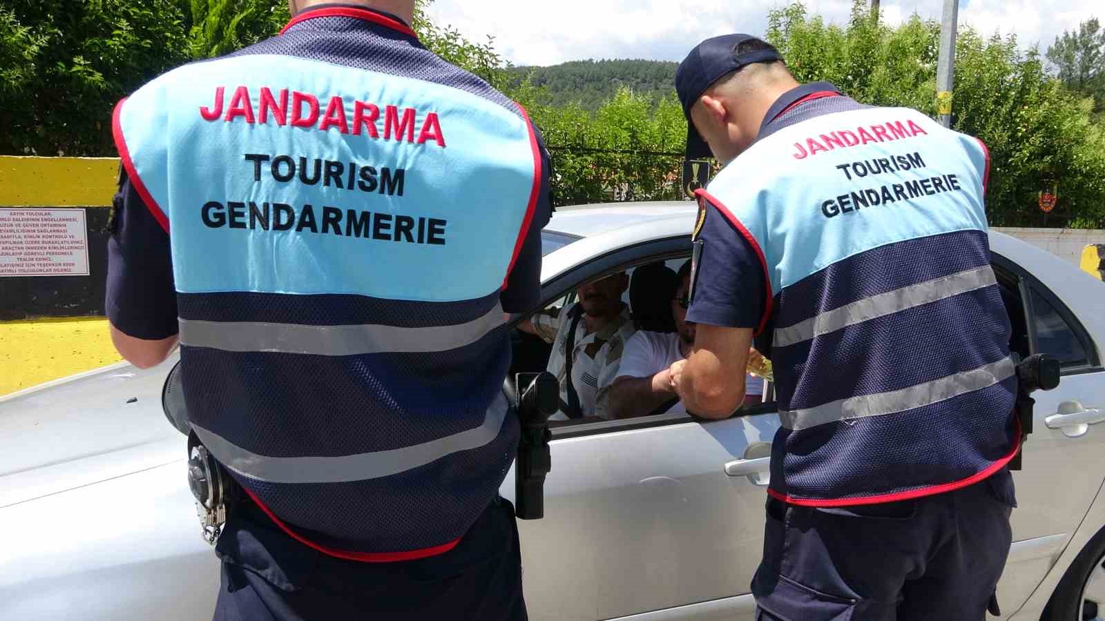 bayram tatili icin marmaris ve datcaya arac akini 4 gunde 40 bin arac girdi