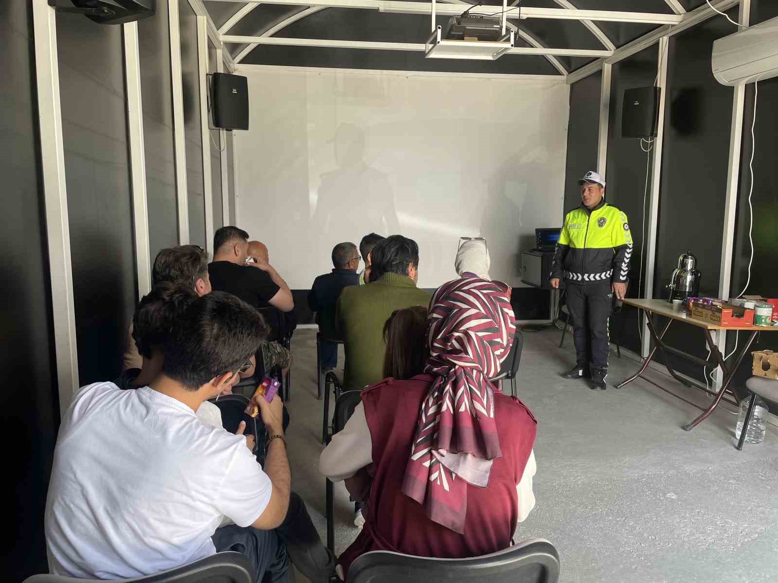 bayram tatili icin yoldaki suruculere dikkat ceken yasam tuneli uygulamasi 3 aYCElTly