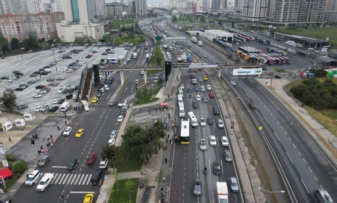 bayram tatili oncesi istanbulda trafik yogunlugu yuzde 65e ulasti 0 DDV5IOe8