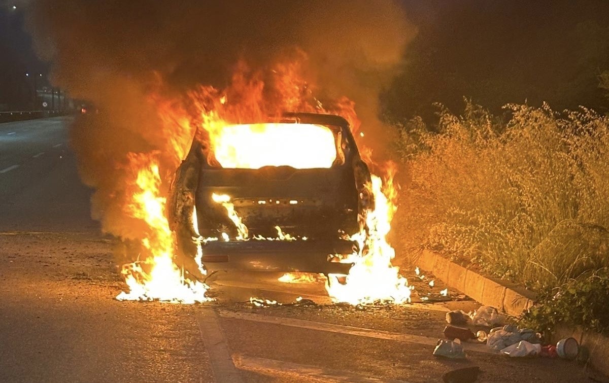 bayram tatili yolunda faciadan donduler surucu yanan aracta altinlarini aradi 0 2s7YjzLT