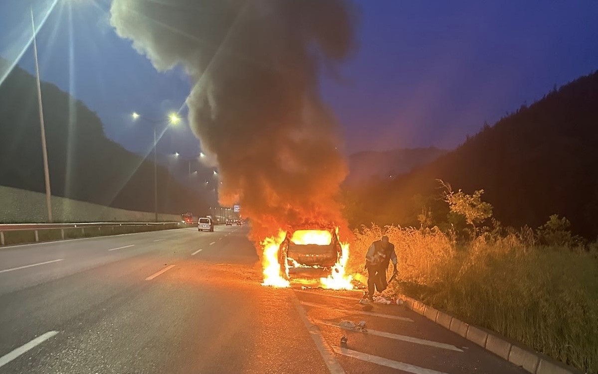 bayram tatili yolunda faciadan donduler surucu yanan aracta altinlarini aradi 1 5MWylfyP