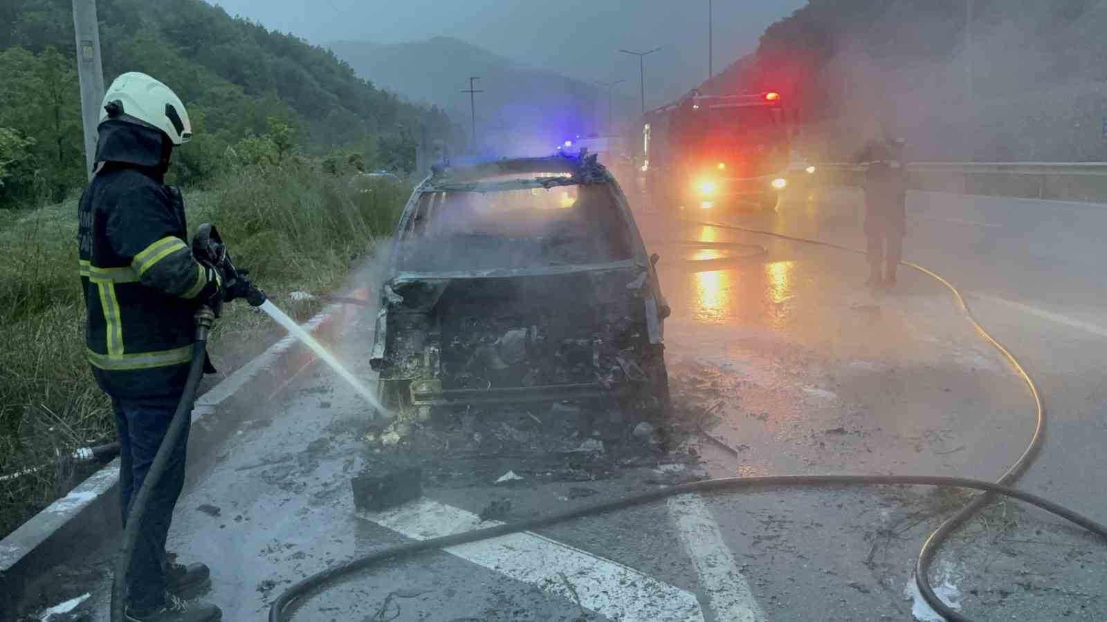 bayram tatili yolunda faciadan donduler surucu yanan aracta altinlarini aradi 2 Qycr162G