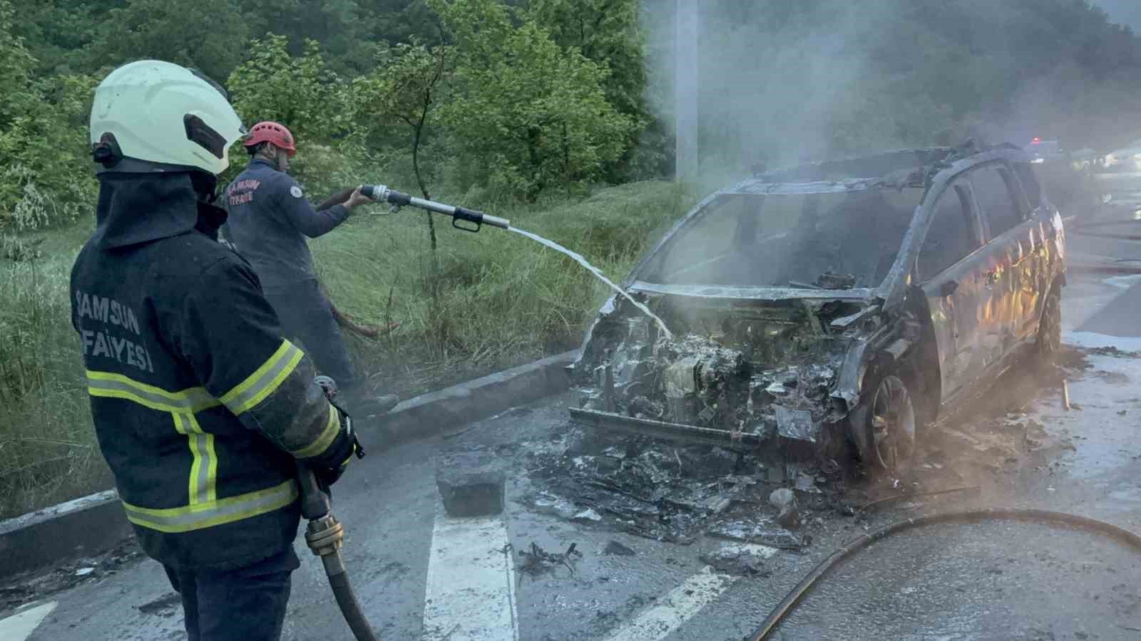 bayram tatili yolunda faciadan donduler surucu yanan aracta altinlarini aradi 3